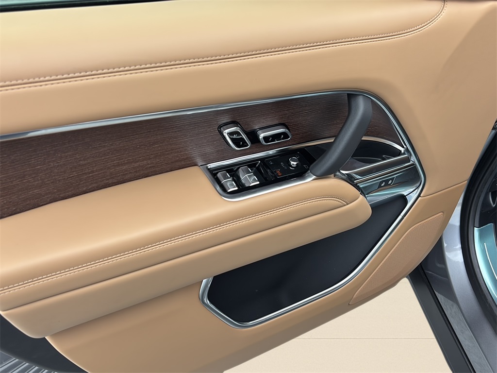 2025 Land Rover Range Rover SE photo 23