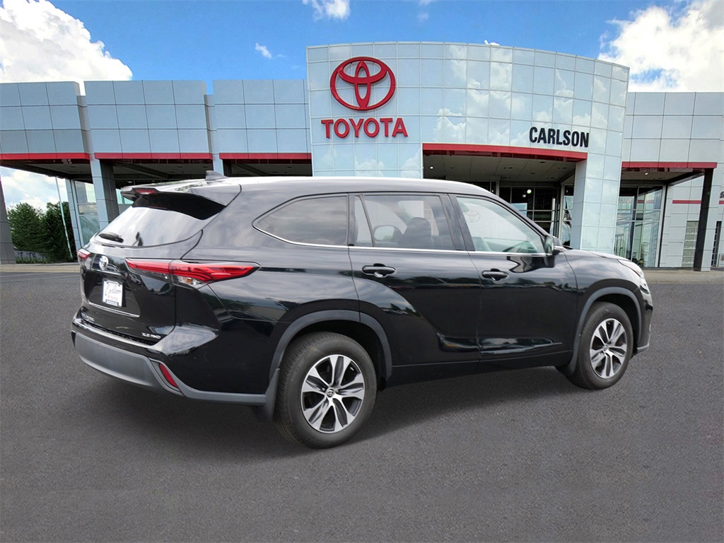 2022 Toyota Highlander XLE photo 2