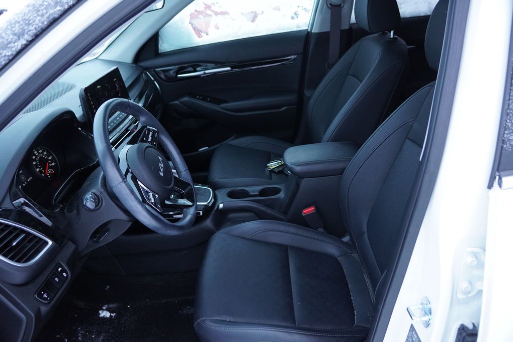 2023 Kia Seltos EX photo 4
