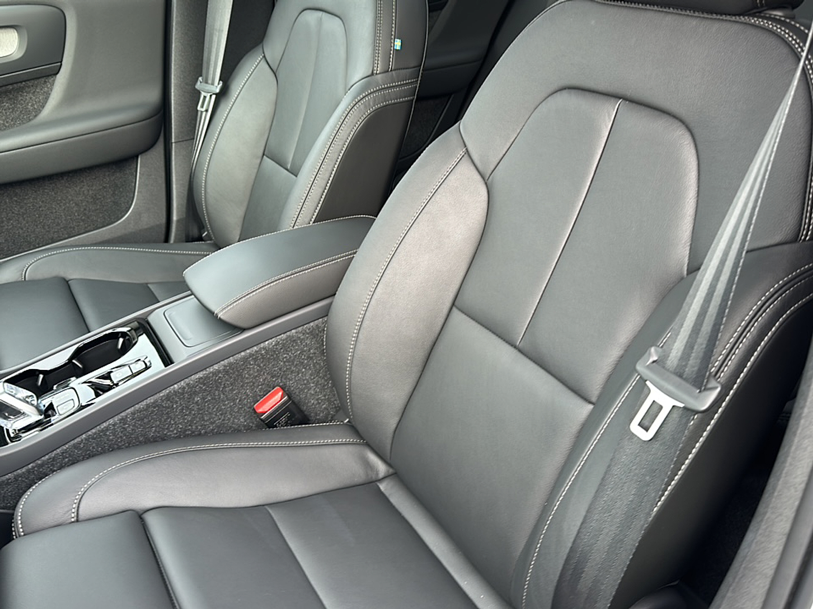 2025 Volvo XC40 AWD Plus photo 5