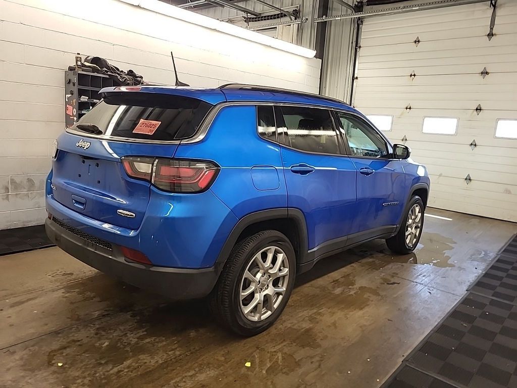 2022 Jeep Compass Latitude Lux photo 3