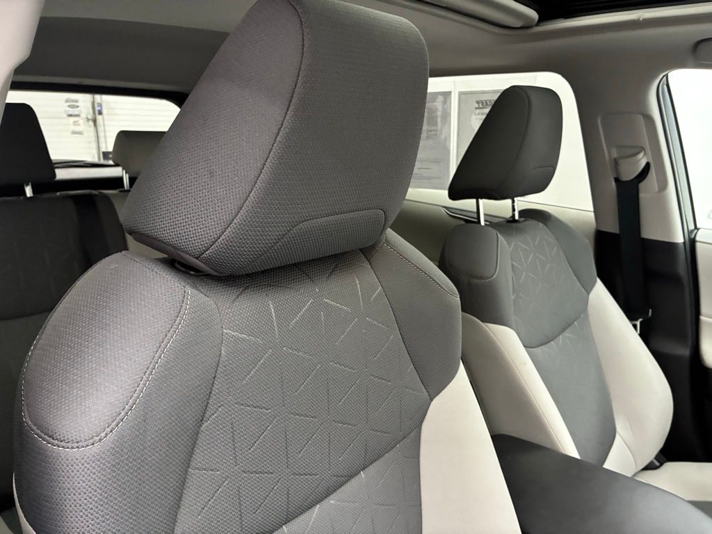 2020 Toyota RAV4 XLE photo 23