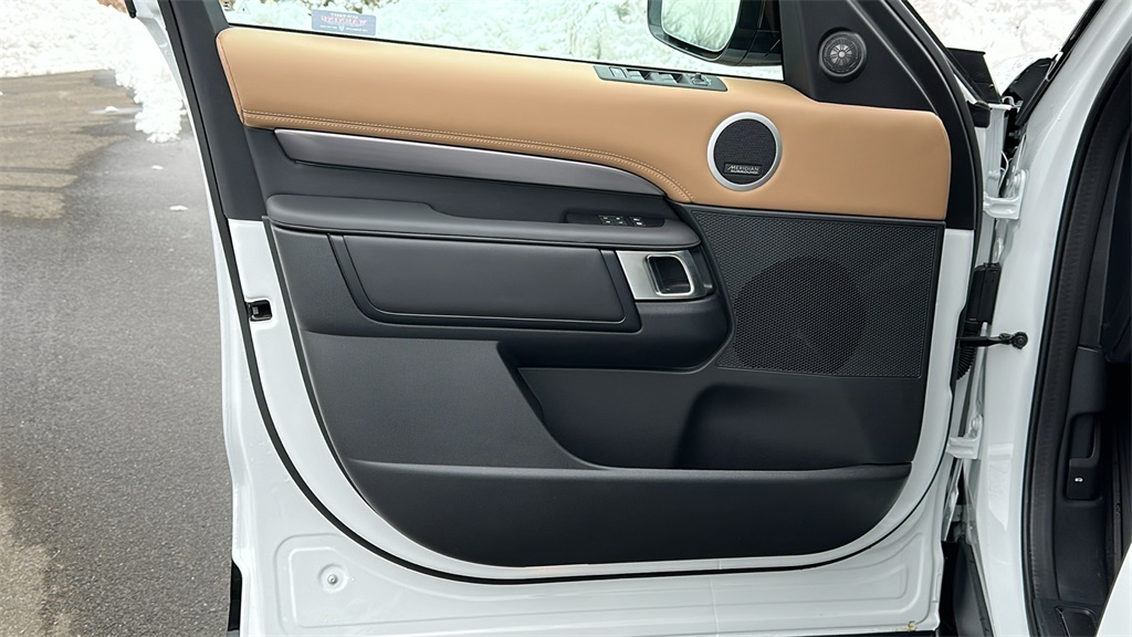 2025 Land Rover Discovery Metropolitan Edition photo 7