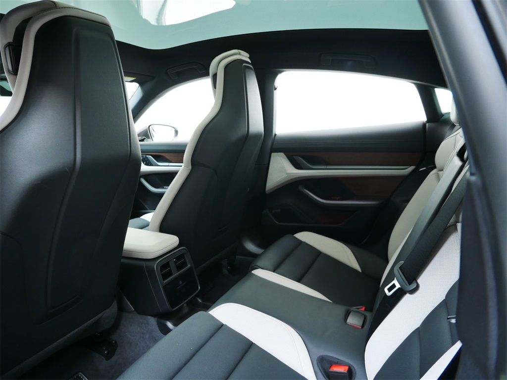 2023 Porsche Taycan photo 13