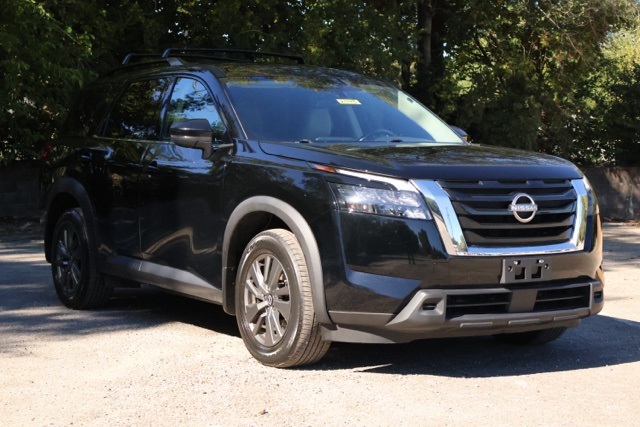 2023 Nissan Pathfinder SV photo 3