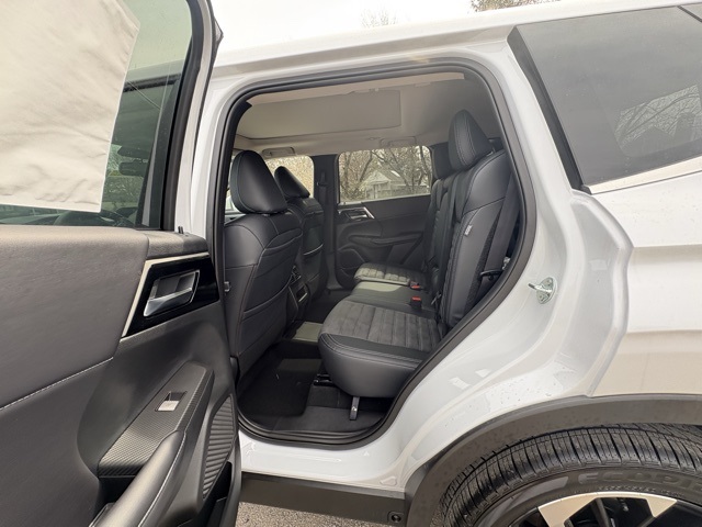 2025 Mitsubishi Outlander PHEV SE photo 11