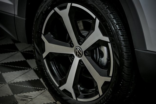 2025 Volkswagen Taos SEL photo 4