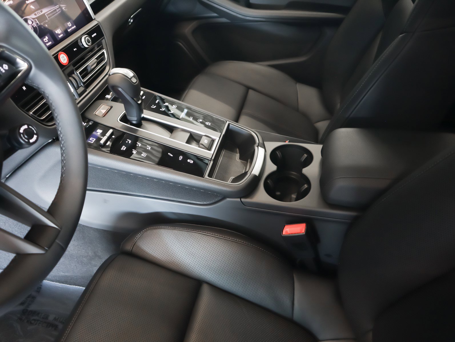 2025 Porsche Macan S photo 17