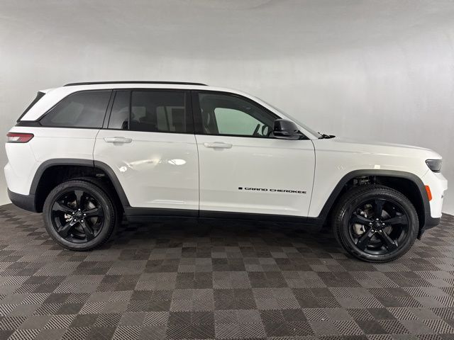 2024 Jeep Grand Cherokee Limited photo 3