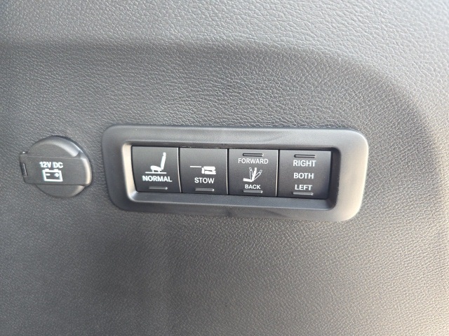 2026 Chrysler Pacifica Pinnacle photo 7