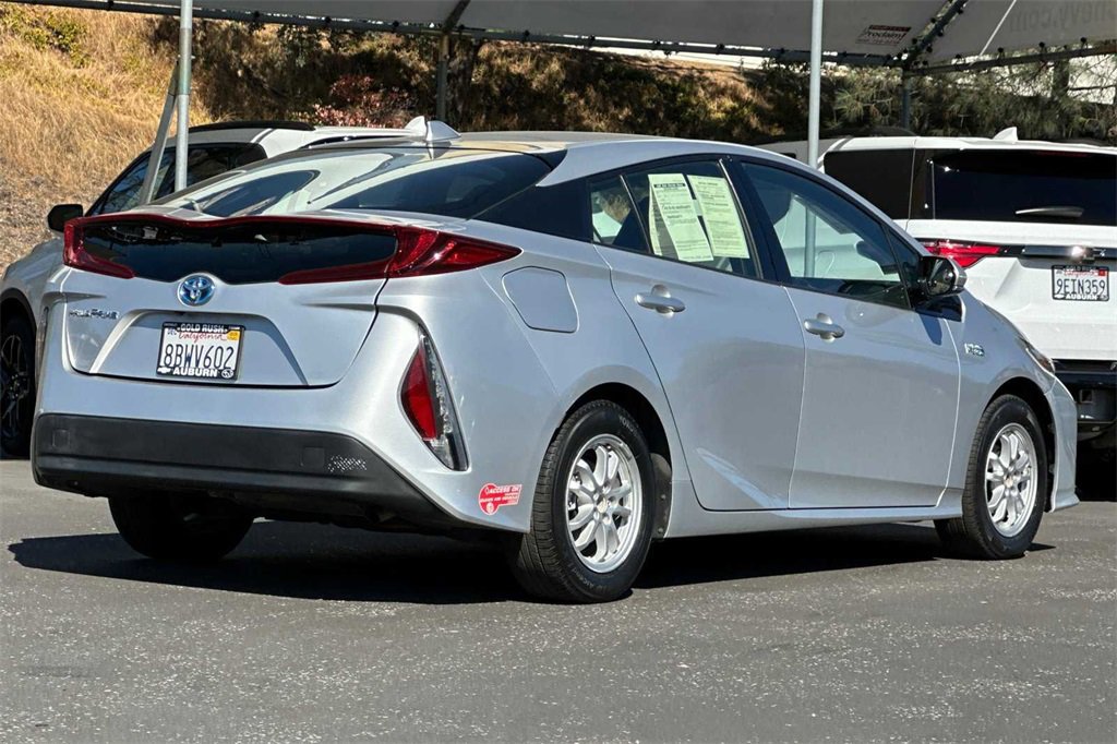 2017 Toyota Prius Prime Advanced photo 4