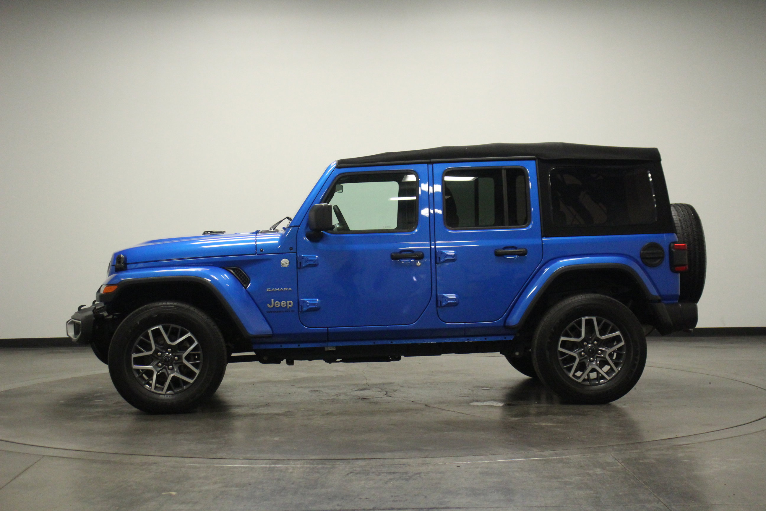 2024 Jeep Wrangler Sahara photo 4