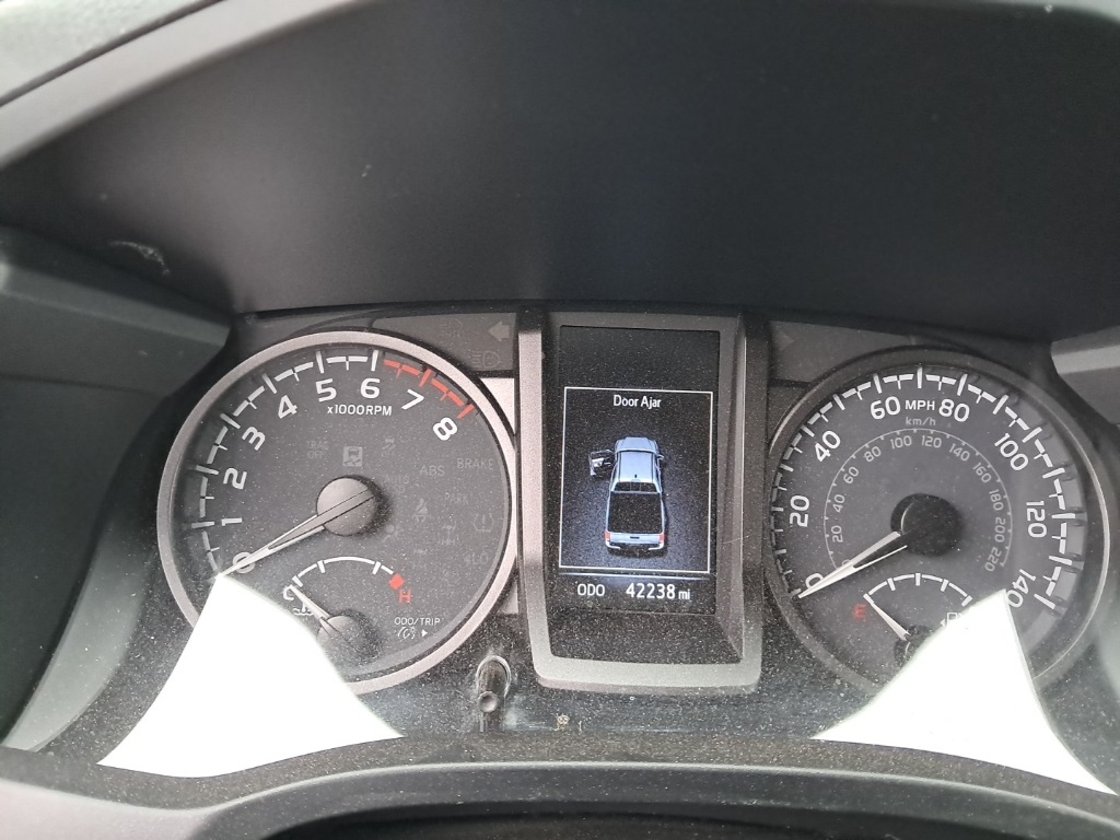 2022 Toyota Tacoma TRD Off-Road photo 2