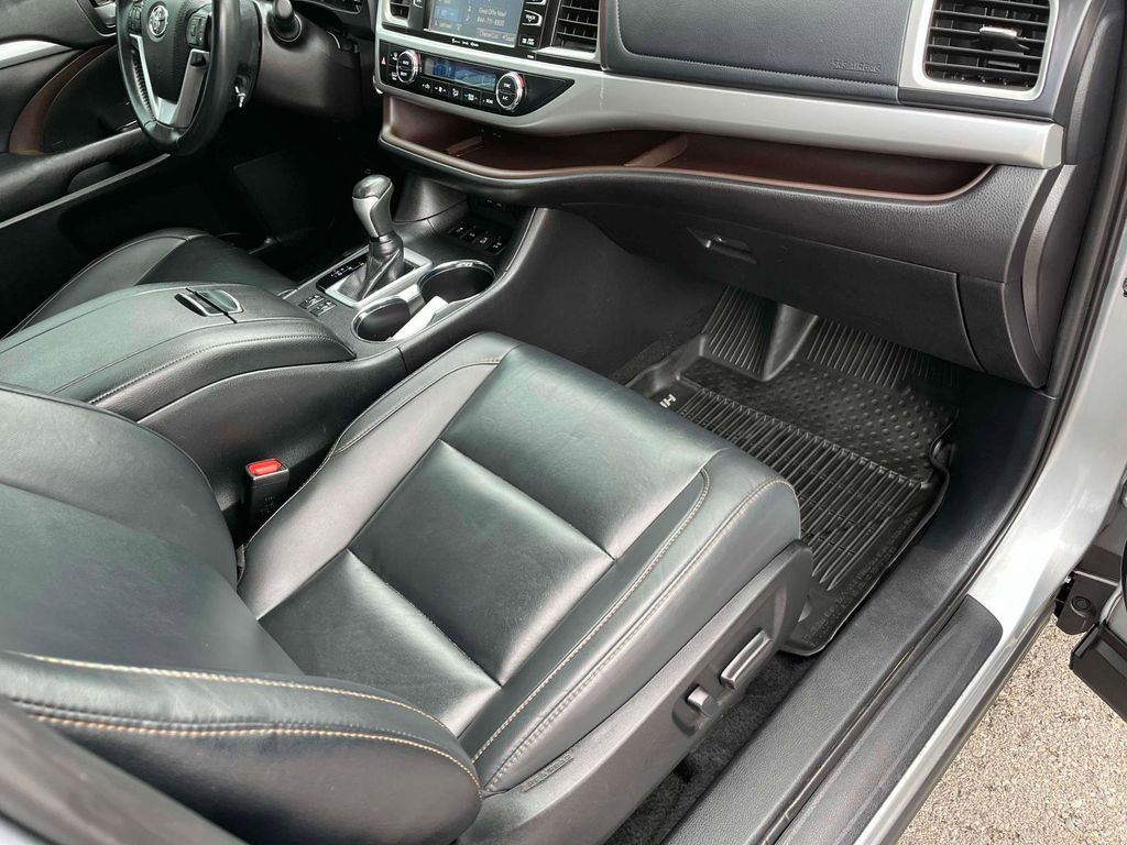 2019 Toyota Highlander XLE photo 10