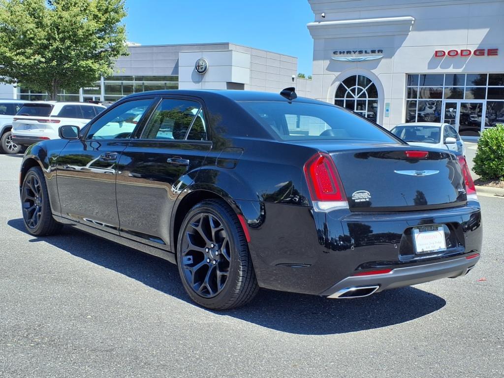 2020 Chrysler 300 photo 16