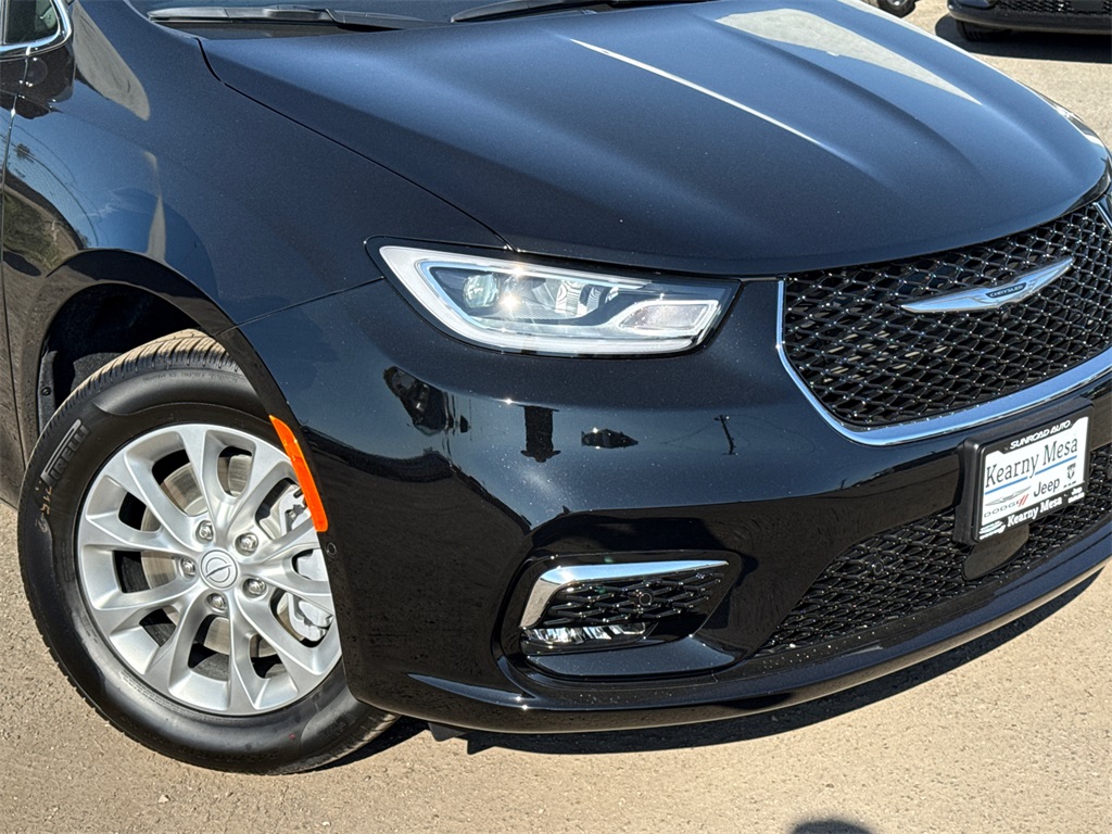 2025 Chrysler Pacifica photo 3