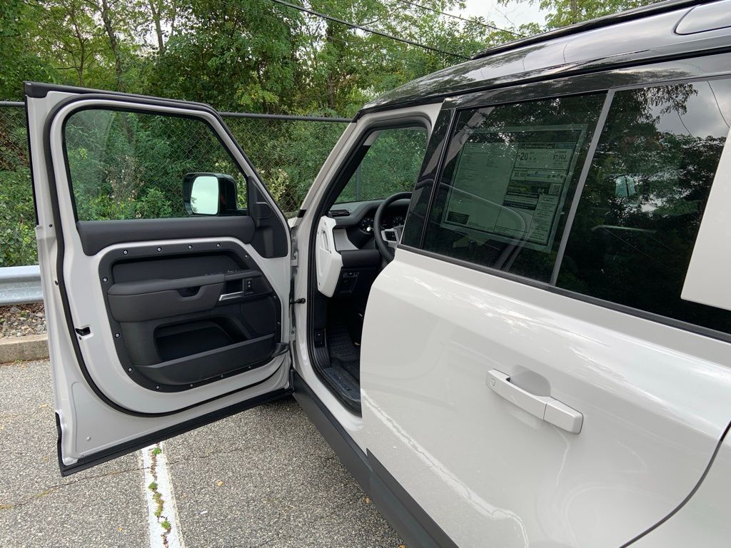 2026 Land Rover Defender 110 S photo 10