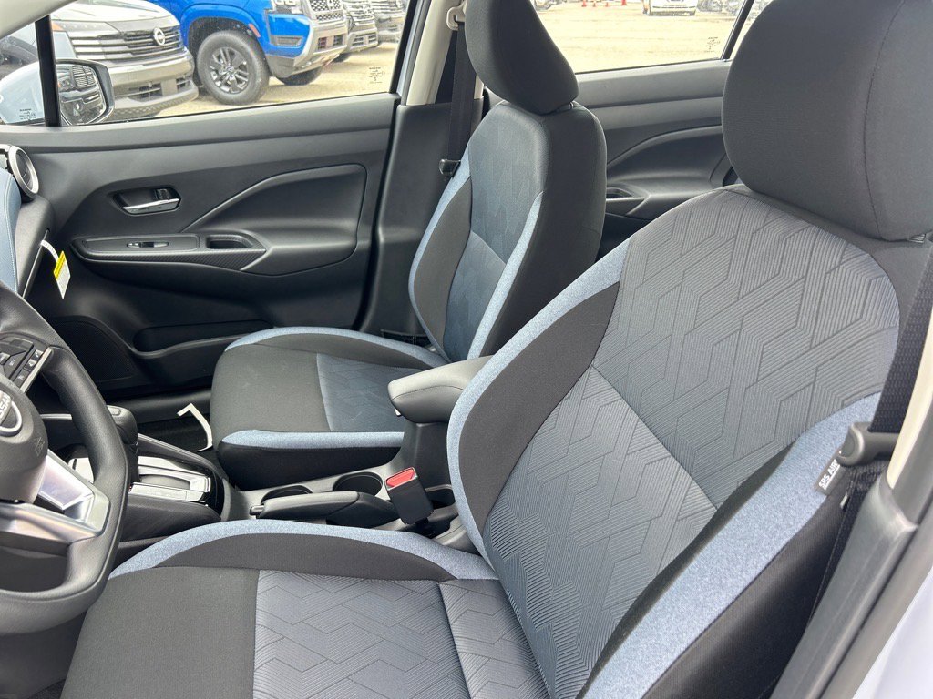 2025 Nissan Versa SV photo 4