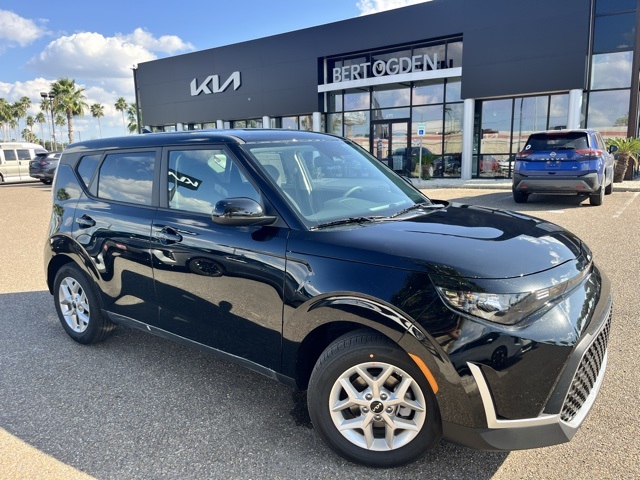 2025 Kia Soul LX's photo