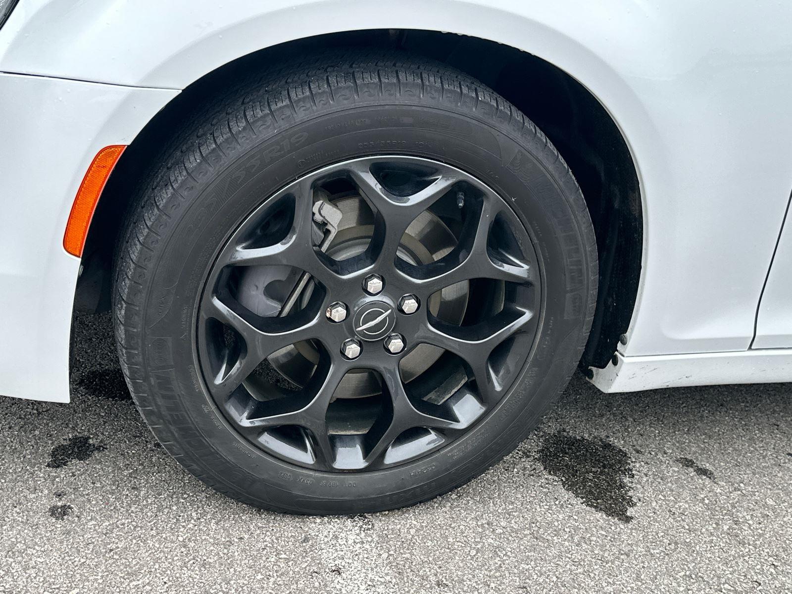 2020 Chrysler 300 photo 3