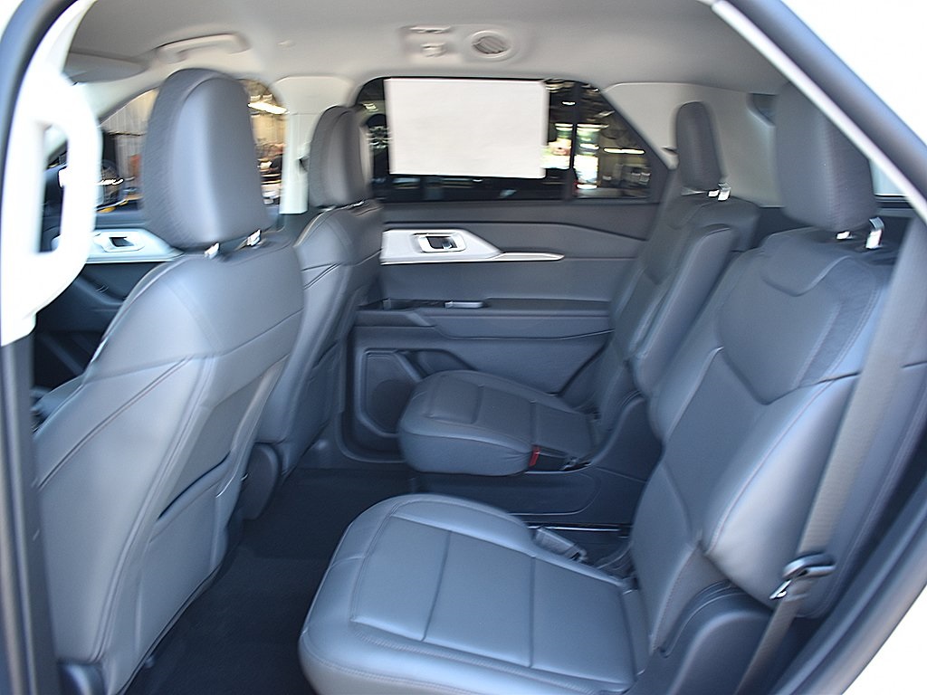 2025 Ford Explorer photo 6