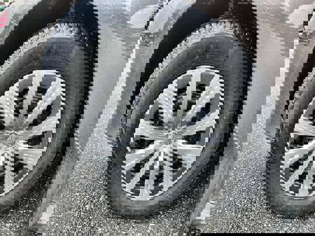 2020 Toyota Camry Hybrid LE photo 11