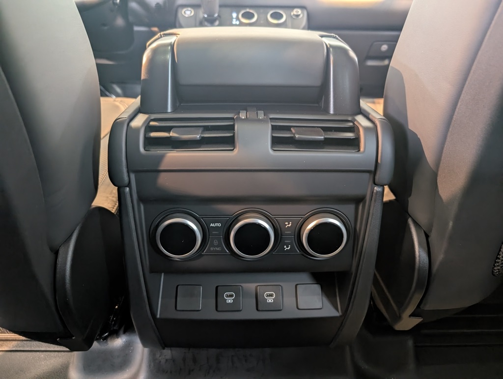 2025 Land Rover Defender 110 X-Dynamic SE photo 25