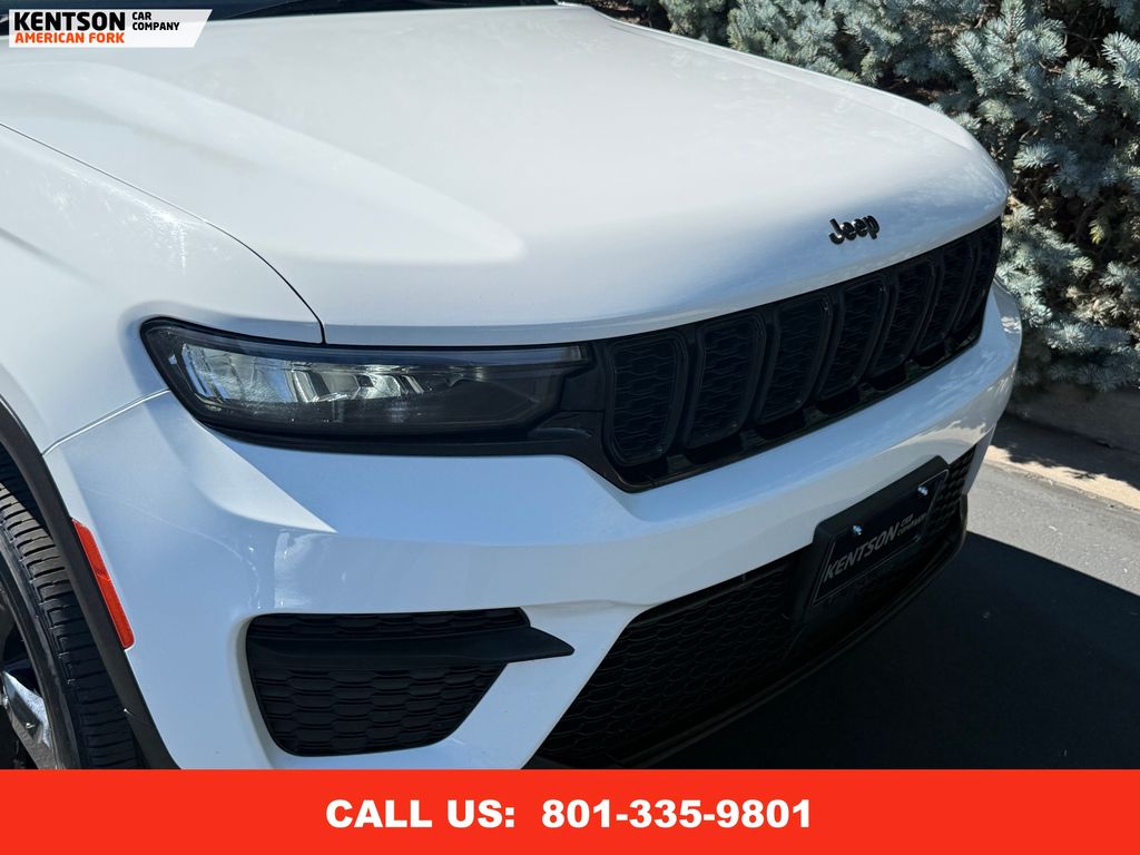 2023 Jeep Grand Cherokee Laredo Altitude photo 14
