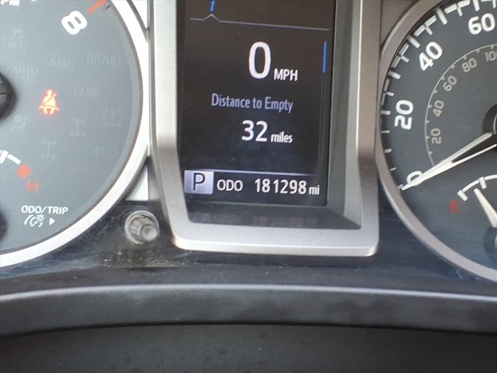 2016 Toyota Tacoma SR5 photo 22