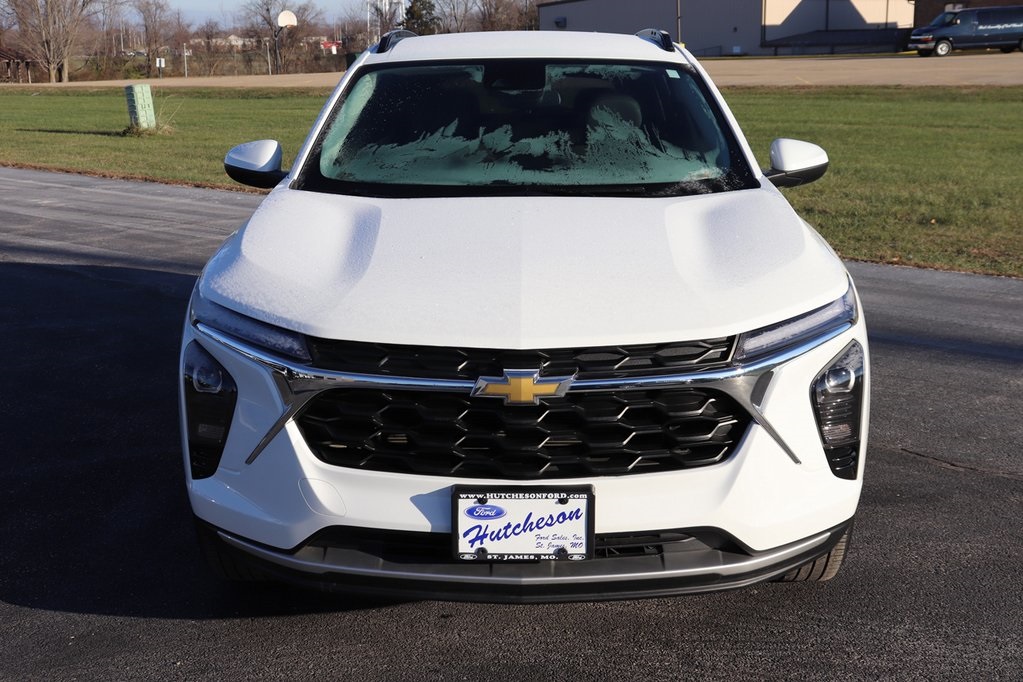 2024 Chevrolet Trax LT photo 2