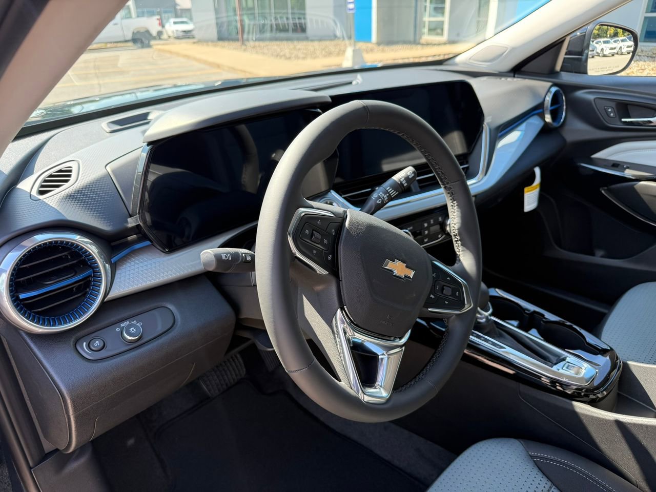 2025 Chevrolet Trax LT photo 2