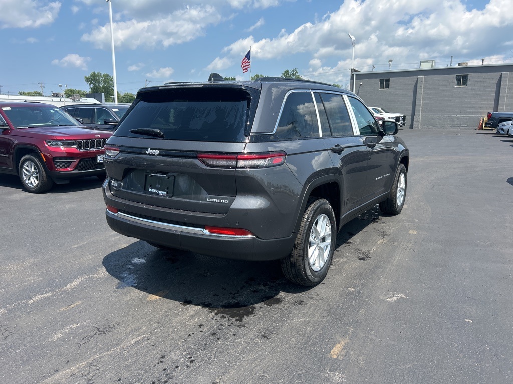 2025 Jeep Grand Cherokee Laredo photo 3