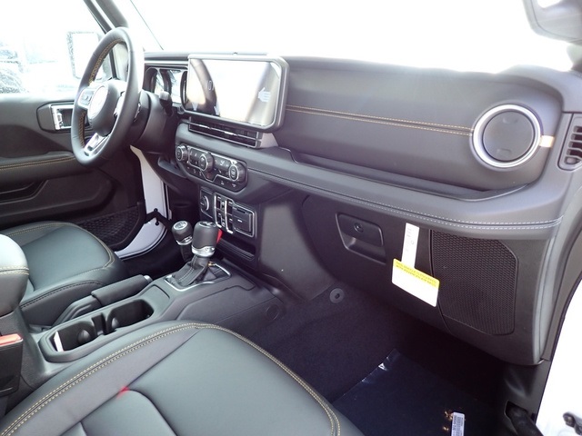 2025 Jeep Wrangler Sahara photo 11
