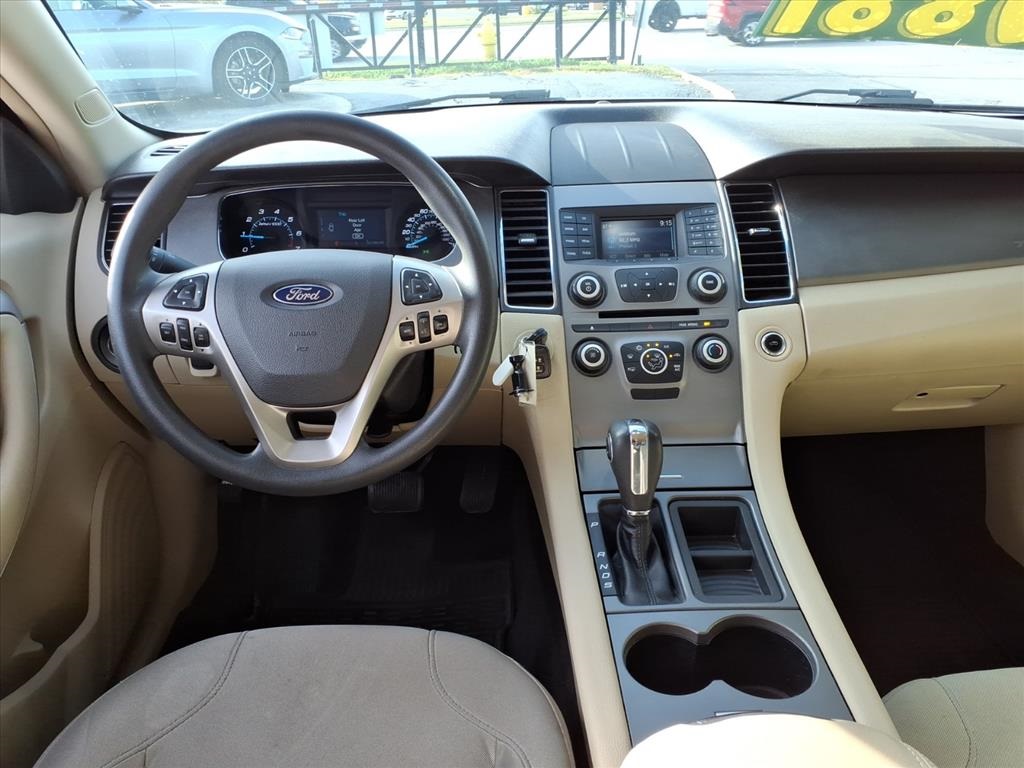 2017 Ford Taurus SE photo 14