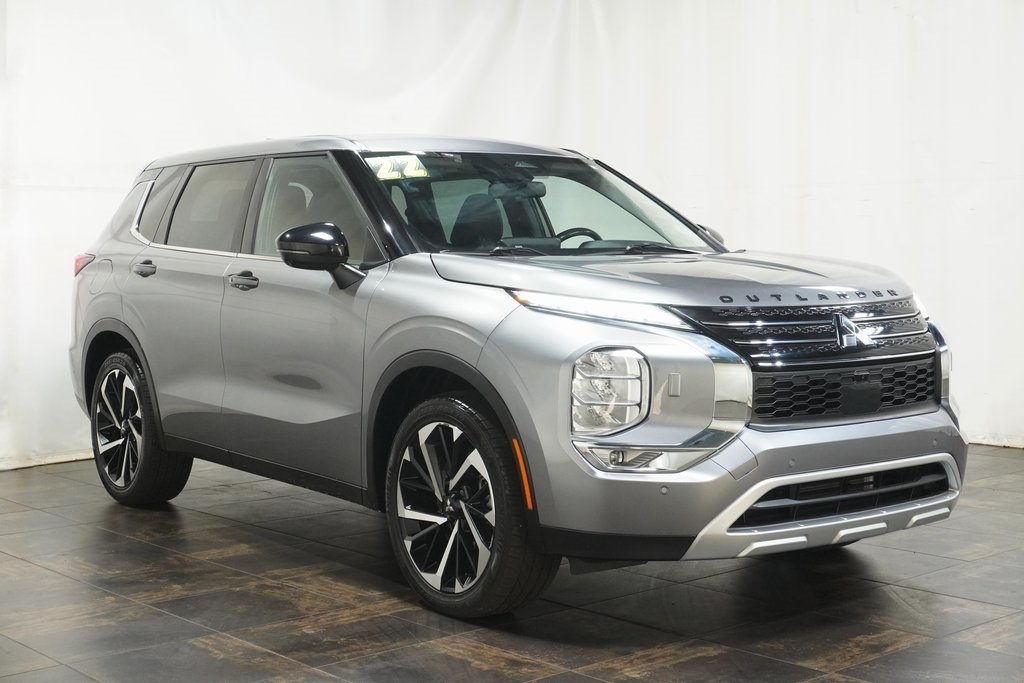 2022 Mitsubishi Outlander SE's photo