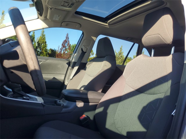 2021 Toyota RAV4 Hybrid XLE photo 14
