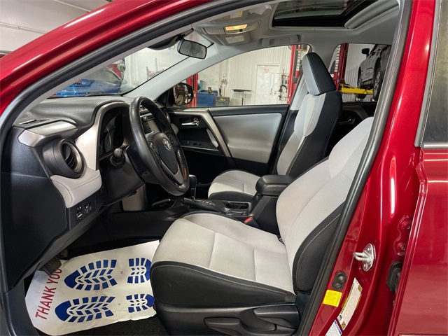2018 Toyota RAV4 Hybrid XLE photo 11