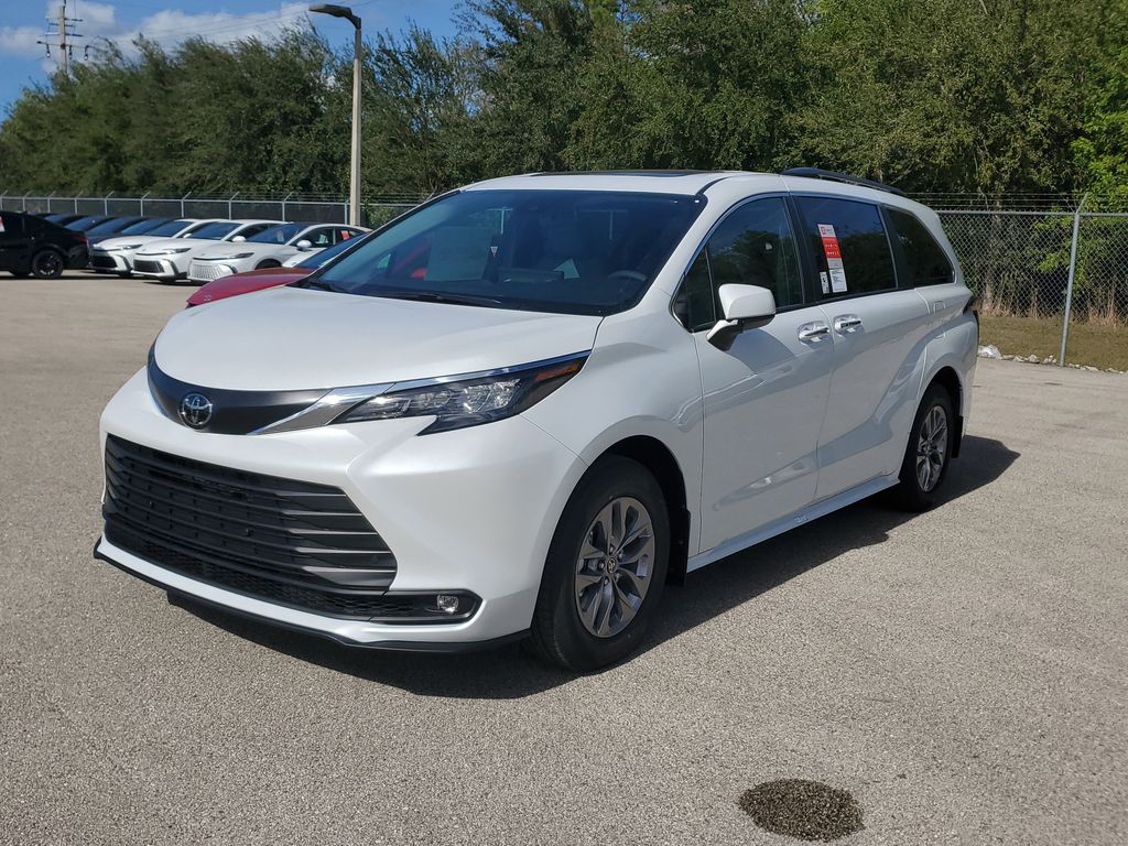 2026 Toyota Sienna XLE's photo