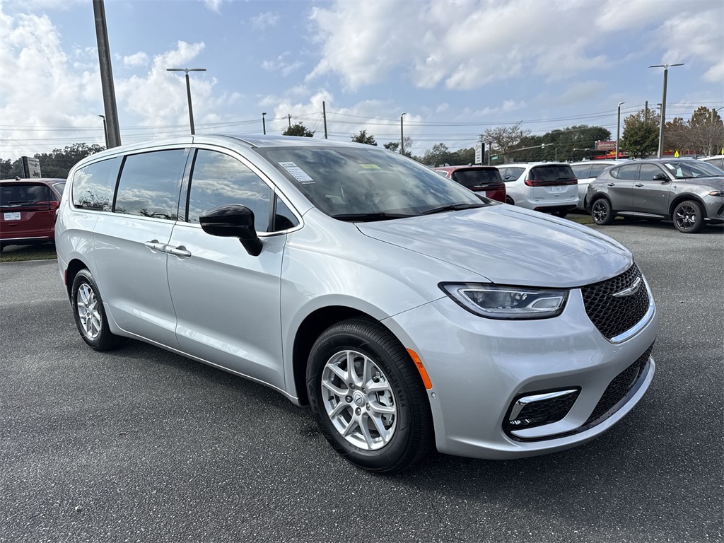 2026 Chrysler Pacifica Select's photo