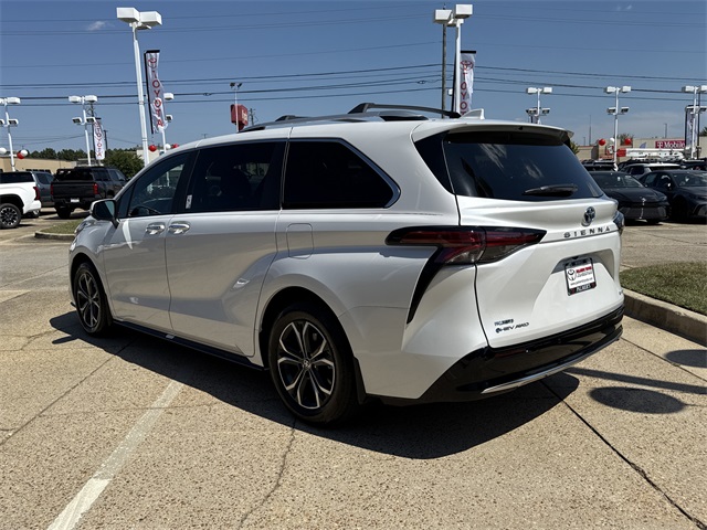 2025 Toyota Sienna Platinum photo 5
