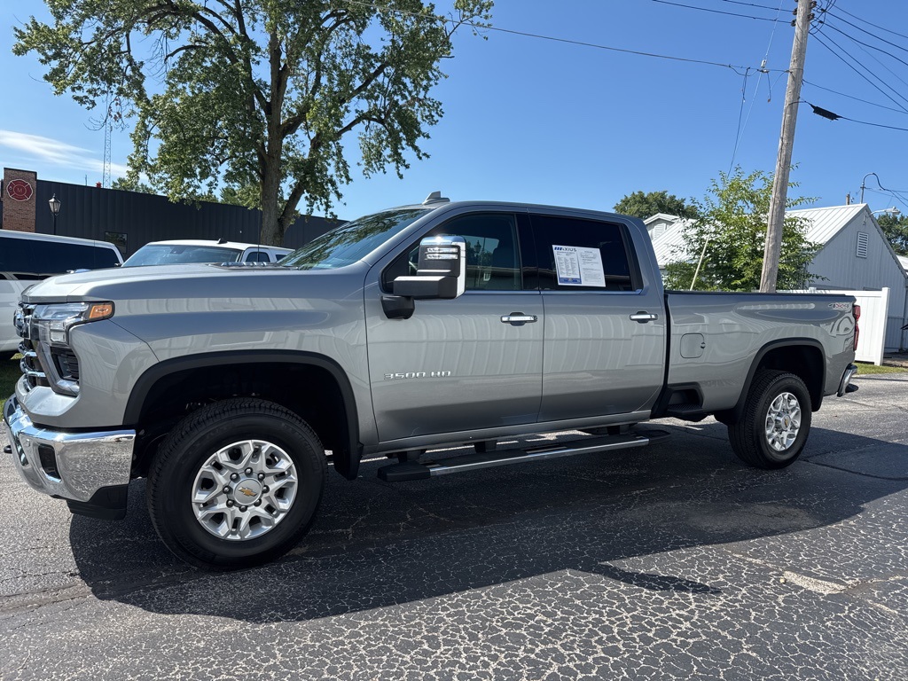 2025 Chevrolet Silverado 3500HD LTZ photo 4