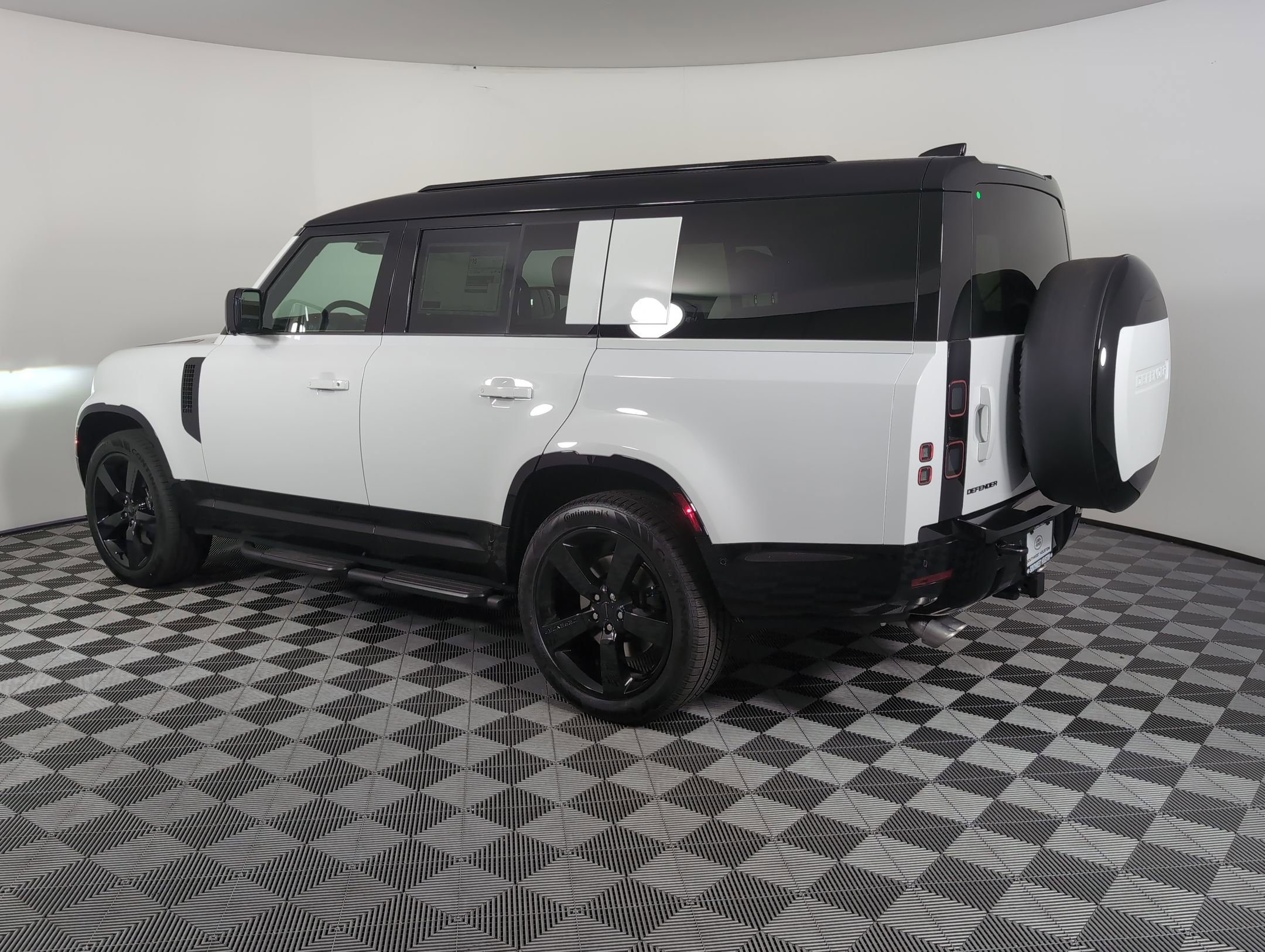 2026 Land Rover Defender 130 V8 photo 3