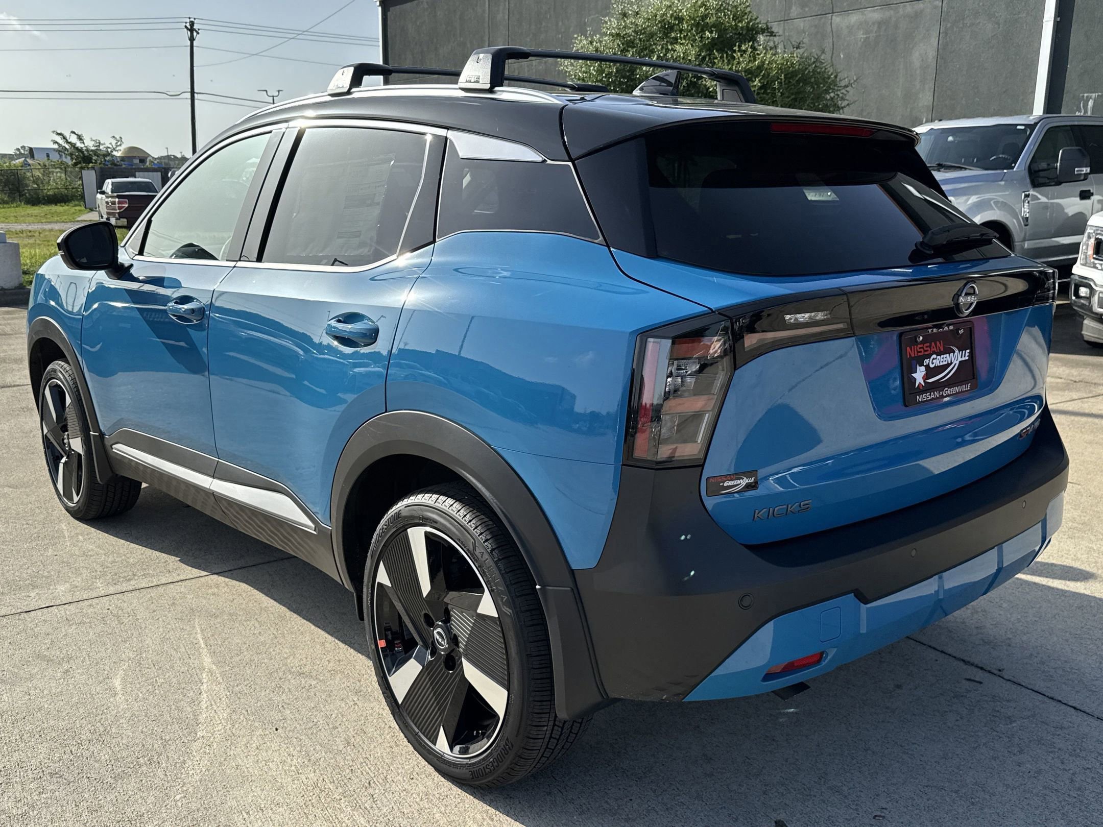 2025 Nissan Kicks SR photo 3
