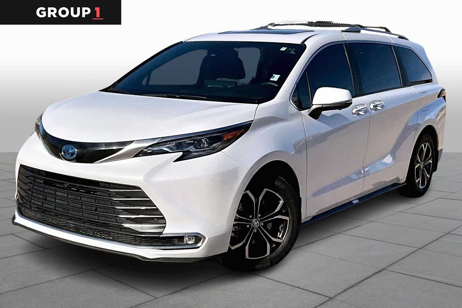 2025 Toyota Sienna Platinum's photo