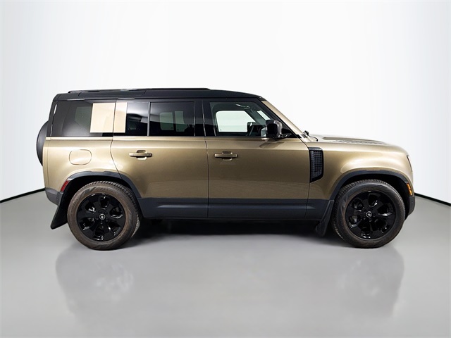 2025 Land Rover Defender 110 S photo 4