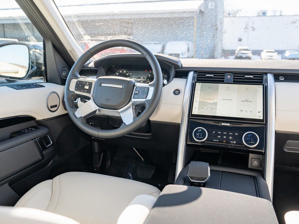 2025 Land Rover Discovery S photo 16