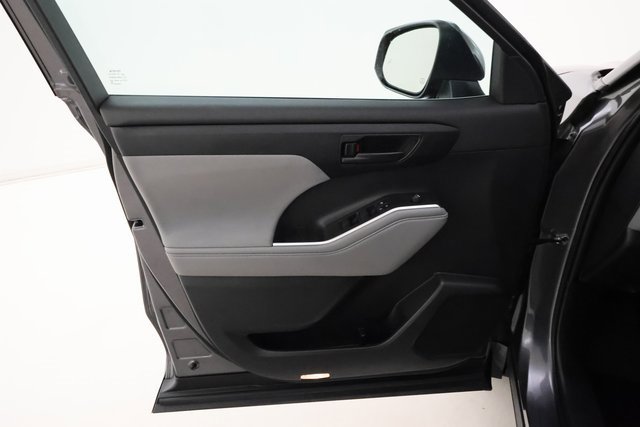 2022 Toyota Highlander LE photo 7