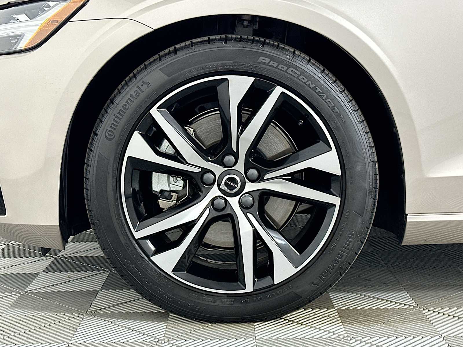 2025 Volvo S60 B5 Core photo 28