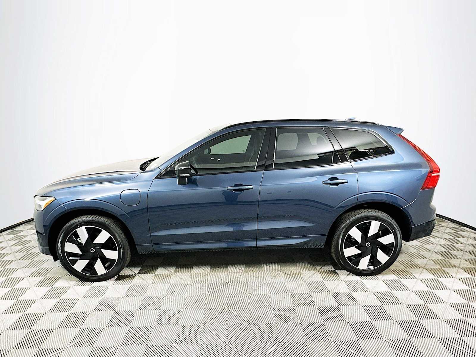 2025 Volvo XC60 T8 Plus photo 4