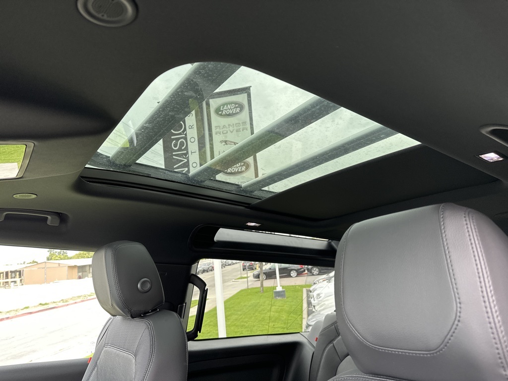 Used 2023 White Land Rover X-Dynamic SE image 10